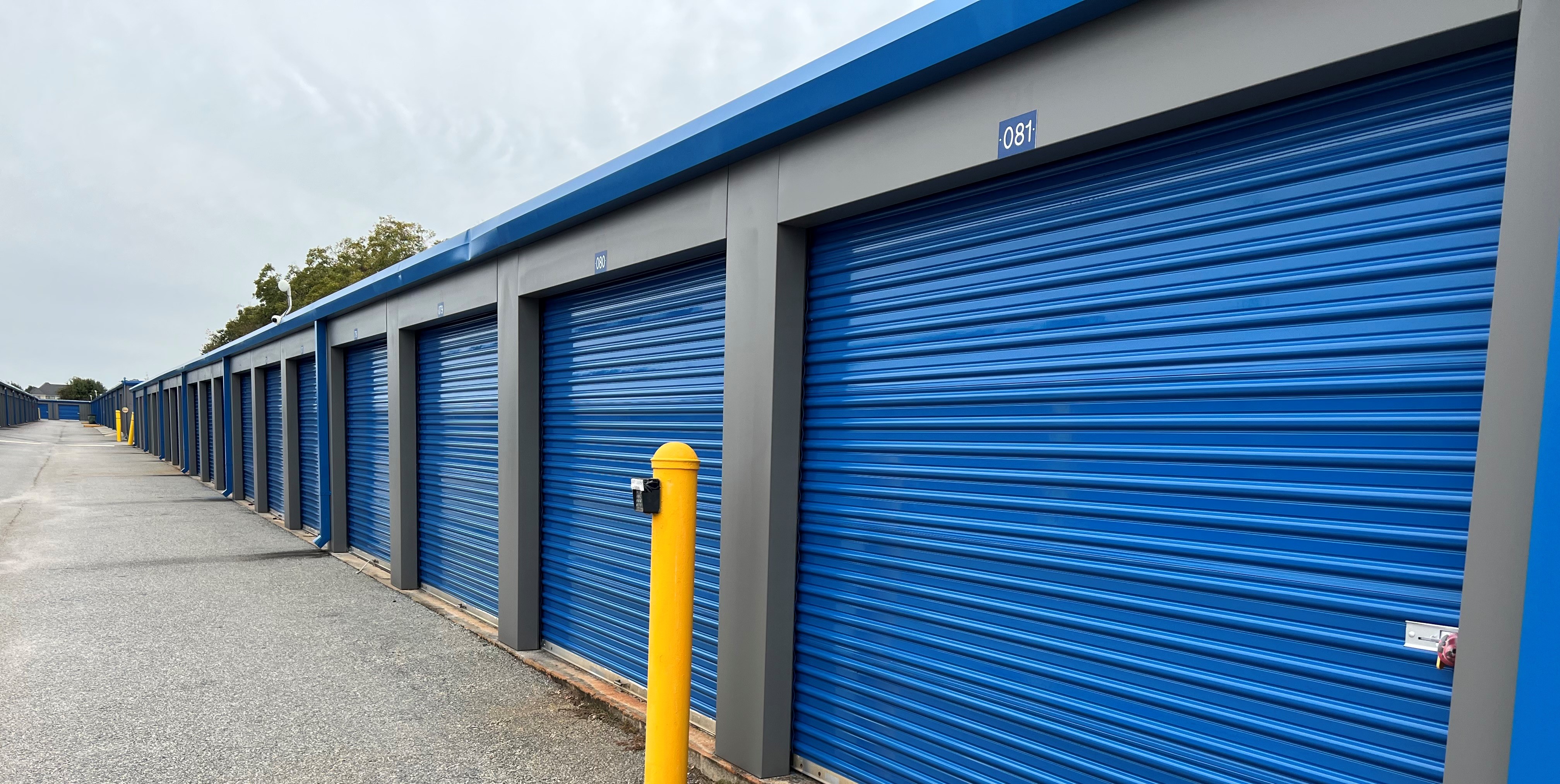 self storage unit with drive up access